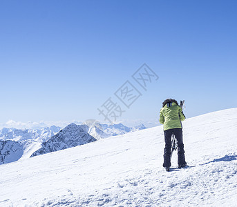 滑雪胜地山顶的滑雪者准备下山进入山谷 积雪覆盖的山峰 南蒂罗尔 奥地利阿尔卑斯山 自然和体育背景 蓝天晴朗的春日 春天图片