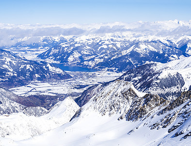 冬季景观 雪覆盖的斜坡和蓝天 从山顶鸟瞰湖Kaprun 滑雪胜地 国家公园 奥地利阿尔卑斯山 欧洲 寒冷的 蓝色的图片