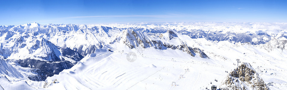 从山顶的冬季景色看雪坡 蓝色天空 卡普伦滑雪胜地 国家公园Hohe Tauern 奥地利阿尔卑斯山脉 欧洲图片