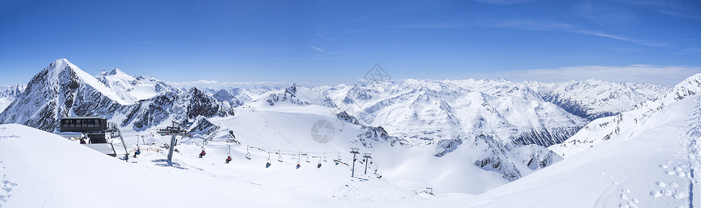 在阳光明媚的春日 在滑雪胜地的冬季景观中 从 Wildspitz 的顶部可以欣赏到全景景观 那里有白雪覆盖的山坡和滑雪道 滑雪者图片