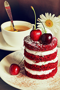 红蛋糕加樱桃 生日 奶油 巧克力 甜的 健康 小吃图片