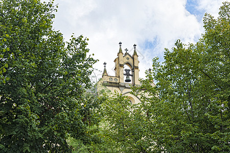 在绿树枝 Girona Spa 后面可以看到旧钟声高清图片