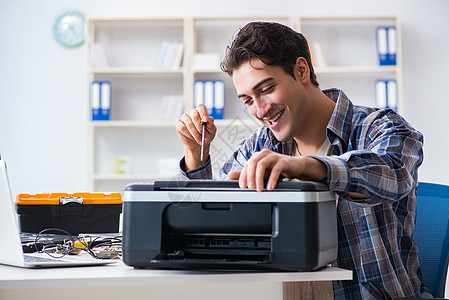 修理破损打印机传真机的硬件修理工 服务 墨盒图片