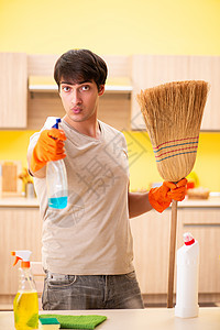 单人在家打扫厨房 清洁工 灰尘 洗涤剂 家政 地面 瓶子图片
