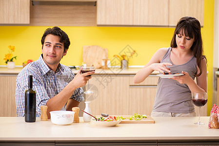 年轻夫妇在厨房庆祝结婚纪念日的年青情侣 家庭图片