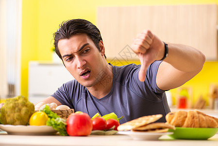男人在健康食品和不健康食品之间有艰难的选择 卡路里 饮食图片
