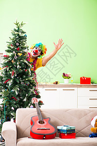 圣诞庆典中搞笑的小丑概念 家 盒子 礼品盒 幸福图片