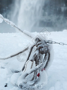 冬天冻结的绳子 大冰柱紧闭 圣诞节 水晶 冰山 美丽的图片