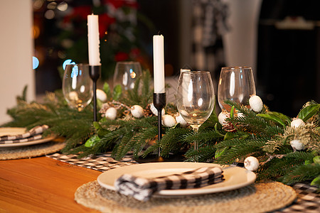 圣诞节花环节庆圣诞餐桌装饰着基督的树枝 酒精 食物 家背景