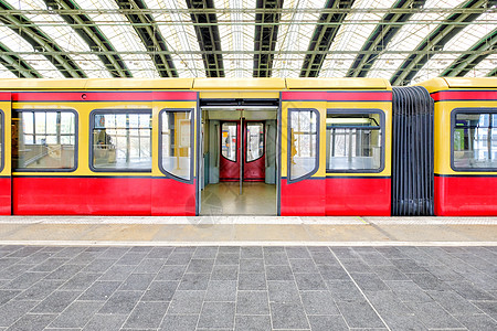 德国红色火车车厢开着门图片