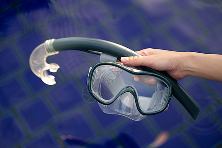 与泳池的潜水面具设备并驾齐驱 湿的 户外的 脸图片