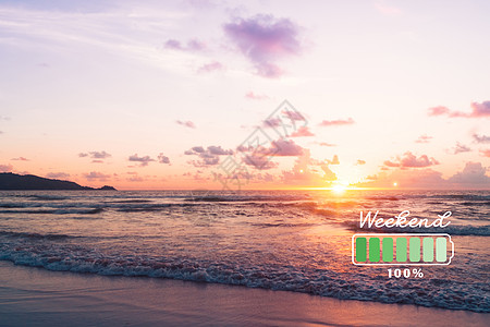 完全充电电池100%的标志性图标 在奈塔里夏日沙滩上放假 假期很长的周末休息时间 横幅 背景虚化图片
