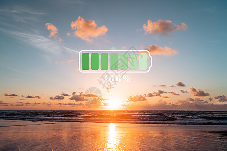 完全充电电池100%的标志性图标 在奈塔里夏日沙滩上放假 假期很长的周末休息时间 卡片 模糊图片