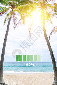完全充电电池100%的标志性图标 在奈塔里夏日沙滩上放假 假期很长的周末休息时间 充值 太阳图片