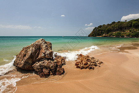 龙宁海滩 前方有岩石和绿蓝海图片