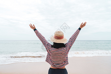 妇女游遍世界各地 夏季沙滩自由 放松生活;和 海滩 夏天图片