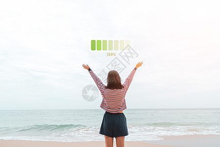 完全充电电池100%的标志性图标 在奈塔里夏日沙滩上放假 假期很长的周末休息时间 海景 椰子图片