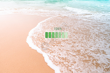 完全充电电池100%的标志性图标 在奈塔里夏日沙滩上放假 假期很长的周末休息时间 海滩 海浪图片