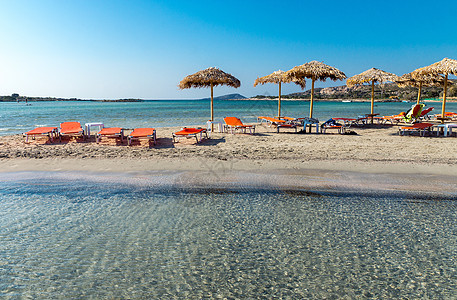 克里特岛可爱的海滩 阳伞 地标 躺椅 风景 希腊 海岸线图片