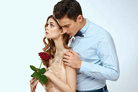 年轻情侣拥抱浪漫 约会生活方式 关系关系淡淡背景红玫瑰 女朋友 女孩图片