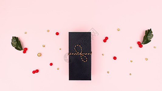 圣诞礼物盒 红樱桃和粉红色面包上的金饰品图片
