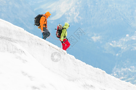 两户山上登山的山人图片