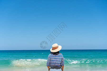 妇女游遍世界各地 夏季沙滩自由 放松生活;和 户外的 路图片