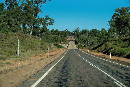 穿越布什的澳大利亚静悄悄公路上行驶 天空 蓝色的图片