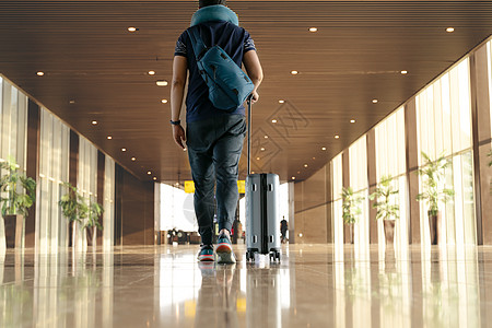 随到随学携带行李和过路人随行李行走的行李手提箱旅行者 护照 快乐的背景