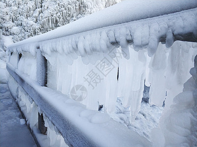 冬天冷冻的栅栏 巨大的冰柱紧闭图片