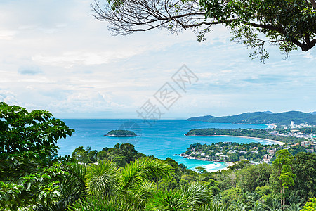 u型卡普吉岛卡塔海滩 卡隆海滩的景点 异国情调 泰国 蓝色的背景