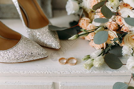 婚鞋和婚礼套装 结婚花束 结婚金戒指等图片