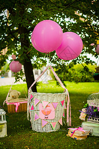 儿童派对的街头装饰品 带气球的柳条篮 绿色标准杆 空气 生日图片