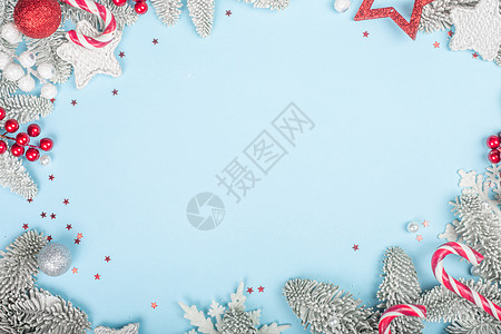 Frost fir 树和圣诞装饰 平躺 装饰品图片