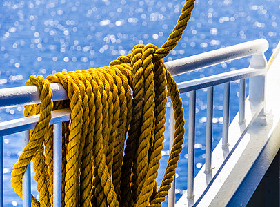 黄纹绳子在一条轮船的栏杆上铺设 港口 闲暇 太阳背景图片