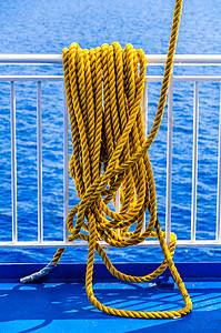 黄纹绳子在一条轮船的栏杆上铺设 海洋 血管 码头背景图片