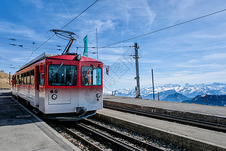 俯视山在里吉山上最有名的红色电动旅游者Switzer火车 天空 一月背景