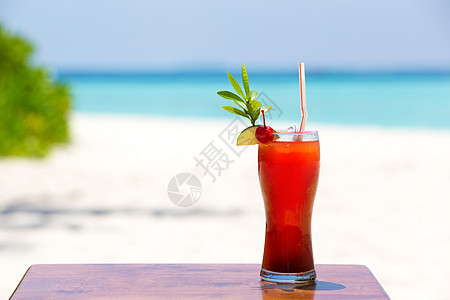 马尔代夫岛海滩上多彩的鸡尾酒图片