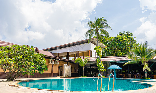 热带度假胜地美丽的游泳池 水池 房子 天堂 花园图片