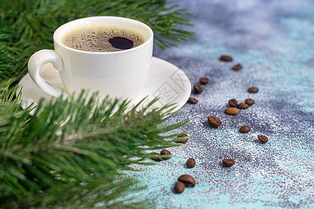 一杯香浓可口的咖啡 它被放置在由咖啡豆制成的基底上 新年假期概念 在浅色背景上 鸡尾酒 柠檬图片