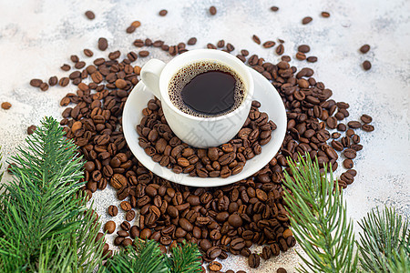 一杯香浓可口的咖啡 它被放置在由咖啡豆制成的基底上 新年假期概念 在浅色背景上 酒精 水图片