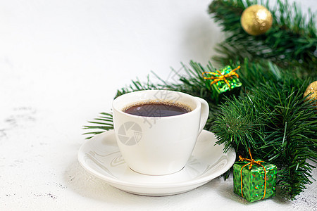 一杯香浓可口的咖啡 它被放置在由咖啡豆制成的基底上 新年假期概念 在浅色背景上 寒冷的 食物图片