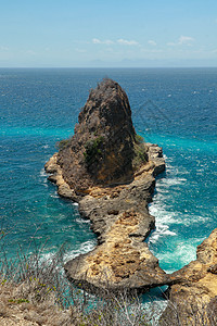 印度尼西亚东龙目岛上有大岩层的隐藏海滩 美丽海滩中最大的岩石 水 山图片