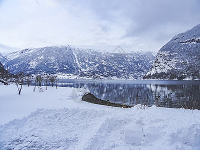 挪威Framfjorden的fjord湖河冬季风景 韦斯特兰 维克图片