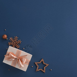 蓝色背景的圣诞礼物 手工制作的 卡片 平躺 闪光 庆典 雪花图片