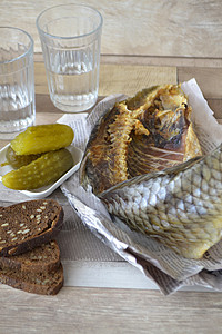 伏特加 干鱼 泡菜 黑面包 从报纸的桌布上图片