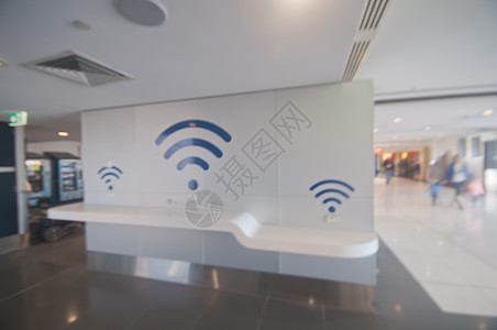 机场一楼乘客免费无wi-fi标志的布卢里机场现场图片