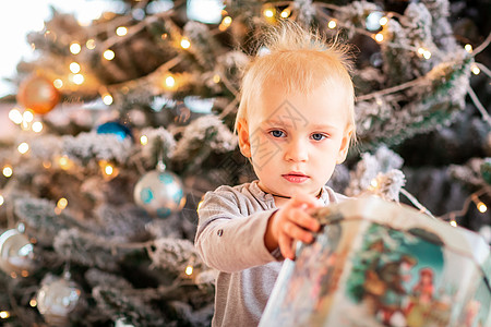 快乐的小宝贝男孩 在圣诞树附近打开礼物盒箱 兄弟姐妹 十二月图片