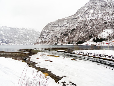 挪威Framfjorden的fjord湖河冬季风景 峡湾 挪威的冬天图片