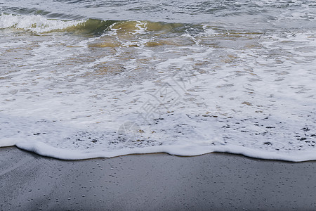 平静的海浪冲洗丛林海滩美丽的沙滩图片